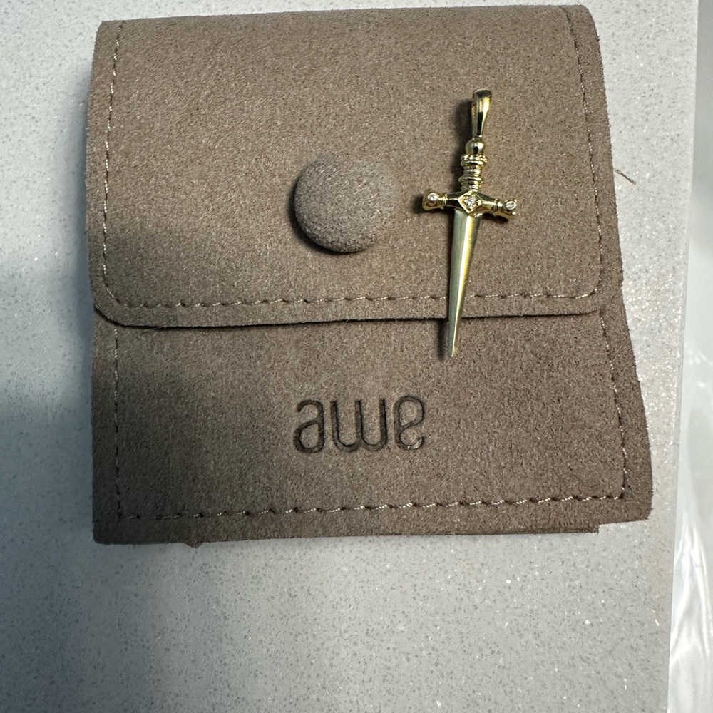 New awe inspired diamond swords amulet gold - Picture 2 of 2